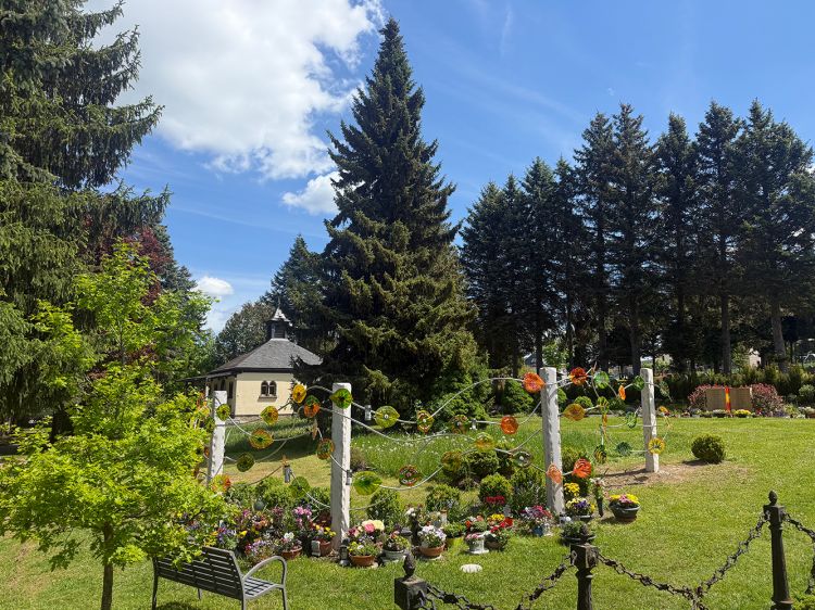 Die fertige Gemeinschaftsgrabanlage strahlt im Sonnenlicht. 75 bunte Glasblätter von Grün bis Rot schweben auf den Edelstahlrohren. Die fertige Gemeinschaftsgrabanlage strahlt im Sonnenlicht. 75 bunte Glasblätter von Grün bis Rot schweben auf den Edelstahlrohren.