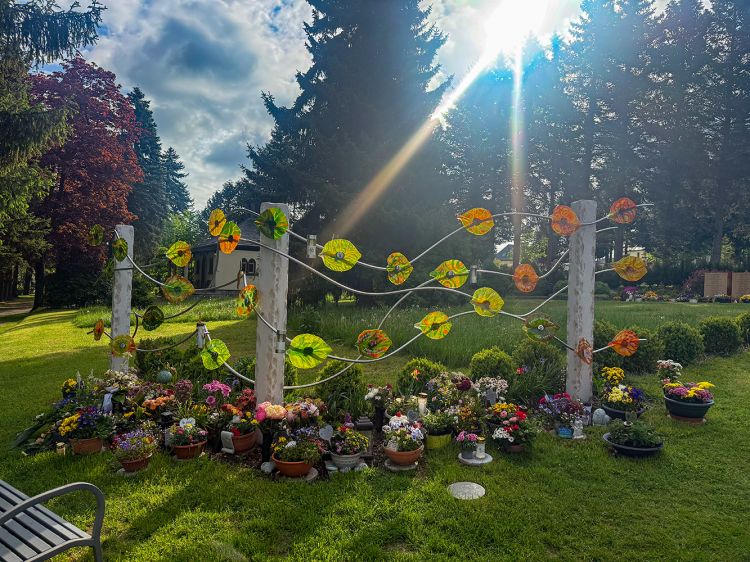 Bunte Glasbätter werden auch die Sonne angestrahlt. Ein wunderschöner Sonnenuntergang auf dem Friedhof. Bunte Glasbätter werden auch die Sonne angestrahlt. Ein wunderschöner Sonnenuntergang auf dem Friedhof.