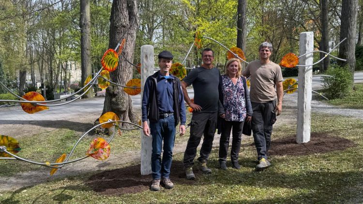 Zentralfriedhof Regensburg, Urnen, Gemeinschafts-Grabanlage, Blätter im Wind, Glasblätter, Glaskünstler, freundlich, farbenfroh