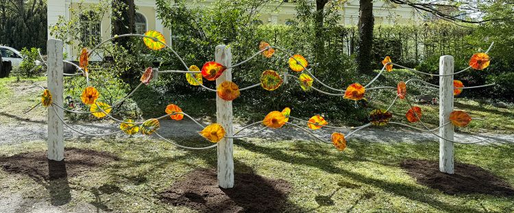 Zentralfriedhof Regensburg, Urnen, Gemeinschafts-Grabanlage, Blätter im Wind, Glasblätter, Glaskünstler, freundlich, farbenfroh
