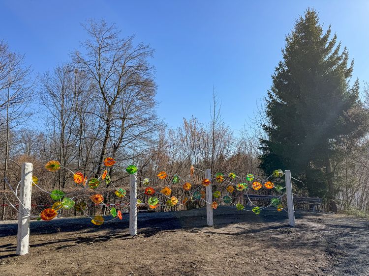 Fertige Gemeinschafts-Grabanlage mit 60 individuell gestalteten, bunten Glasblätter. Fertige Gemeinschafts-Grabanlage mit 60 individuell gestalteten, bunten Glasblätter.
