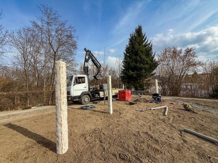 LKW vor der Baustelle der Gemeinschafts-Grabanlage Blätter im Wind. LKW vor der Baustelle der Gemeinschafts-Grabanlage Blätter im Wind.