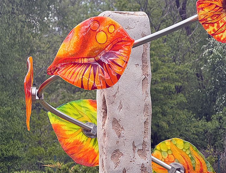 4 bunte Glasbläser in Gleb, Orange und Rot, die sich um eine Kalkstein-Säule winden.