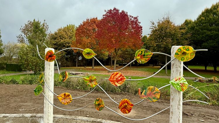Friedhof Weiden, Würselen, Gemeinschafts-Grabanlage, Urnenfeld, Franken Jura, Glasblätter, Glaskünstler, Herbst, Herbstfarben, Blätter im Wind, Gemeinschaftsgrab