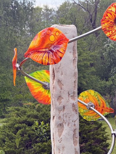 Rot-Gelb-Orange Glasblätter an einer Edelstahl-Spirale, ein Teil einer Urnen-Gemeinschafts-Grabanlage. Rot-Gelb-Orange Glasblätter an einer Edelstahl-Spirale, ein Teil einer Urnen-Gemeinschafts-Grabanlage.